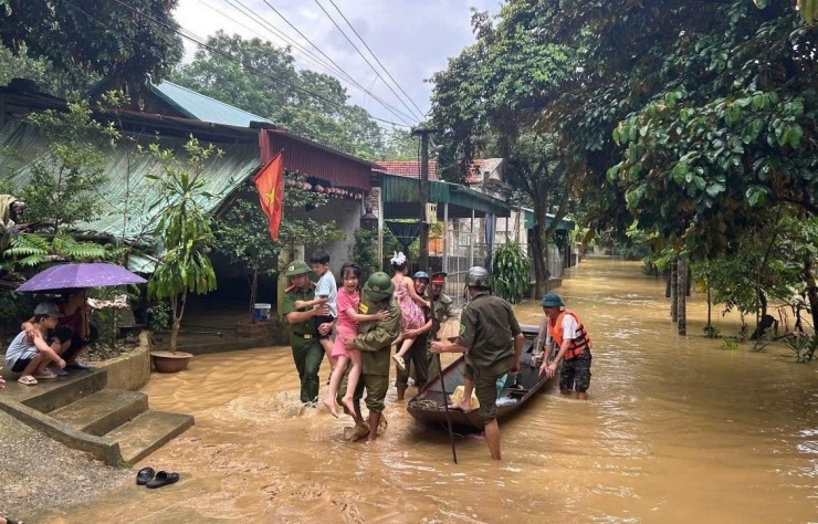 Mưa lớn do bão số 10 gây ra ngập úng tại Thanh Hóa