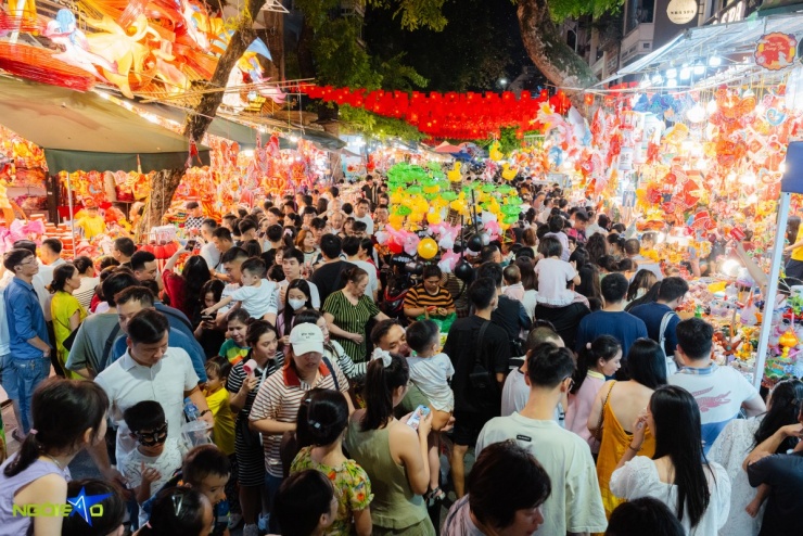 'Sống ảo' với trăng vàng, thỏ ngọc khổng lồ trên phố Hàng Mã - 1