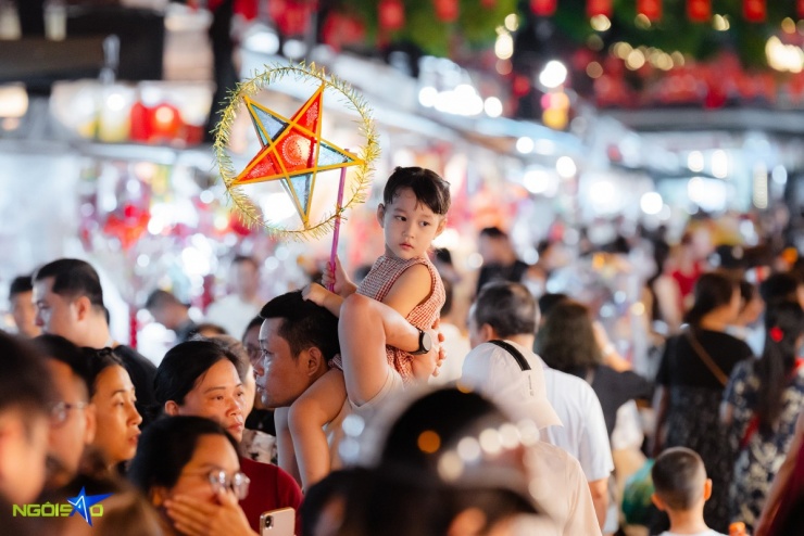 &#39;Sống ảo&#39; với trăng vàng, thỏ ngọc khổng lồ trên phố Hàng Mã - 2