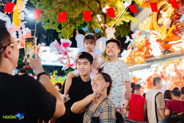 &#39;Sống ảo&#39; với trăng vàng, thỏ ngọc khổng lồ trên phố Hàng Mã - 5