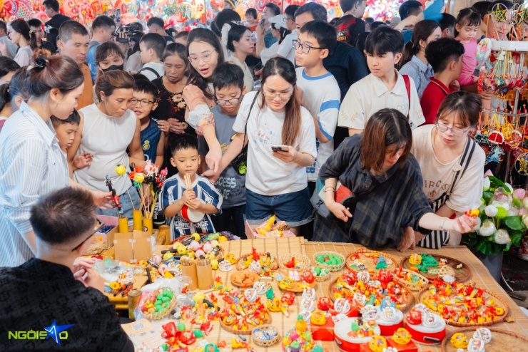 &#39;Sống ảo&#39; với trăng vàng, thỏ ngọc khổng lồ trên phố Hàng Mã - 11