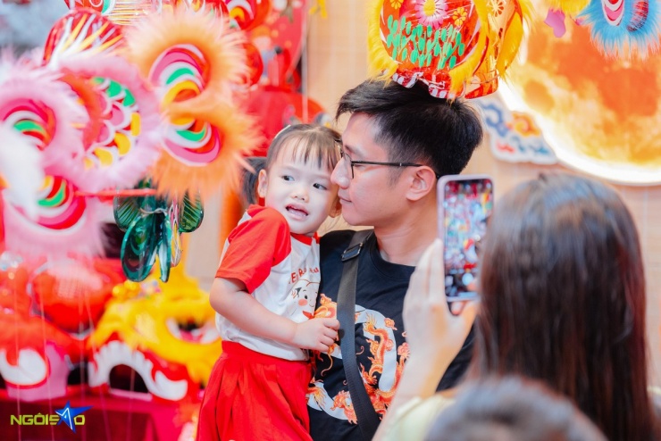 &#39;Sống ảo&#39; với trăng vàng, thỏ ngọc khổng lồ trên phố Hàng Mã - 10