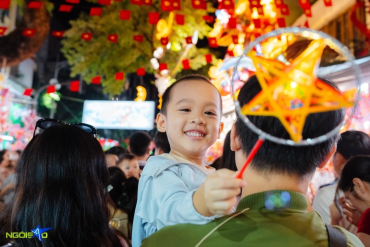 &#39;Sống ảo&#39; với trăng vàng, thỏ ngọc khổng lồ trên phố Hàng Mã - 9