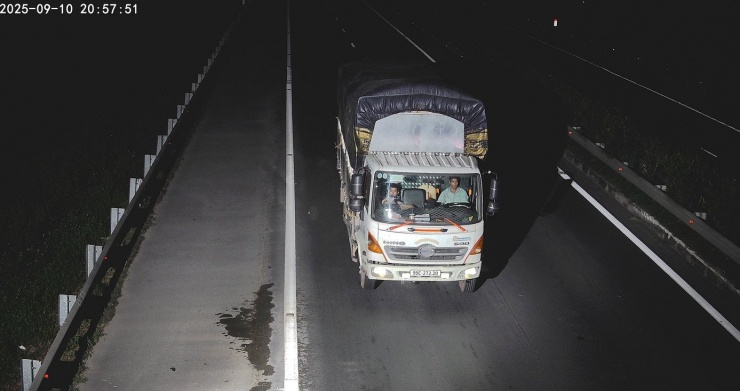 Hình ảnh camera tích hợp AI ghi lại rõ nét hành vi vi phạm.