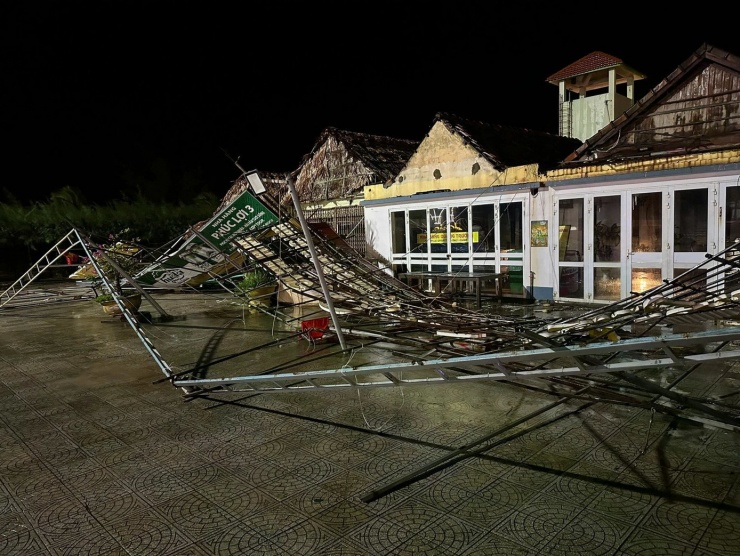 Bão số 10 làm nhiều nhà tốc mái ở Quảng Trị.