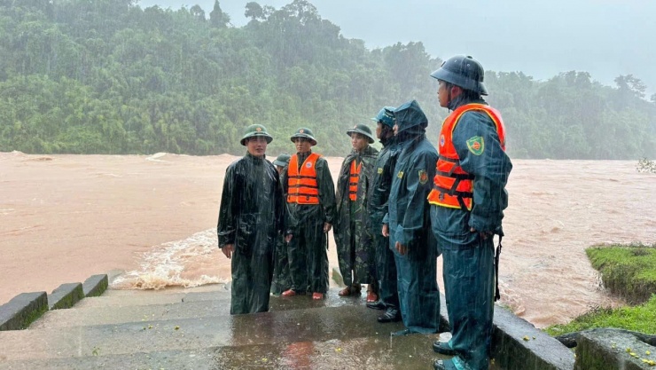 Lực lượng chức năng túc trực, hướng dẫn giao thông ở những điểm ngập lụt, chia cắt.