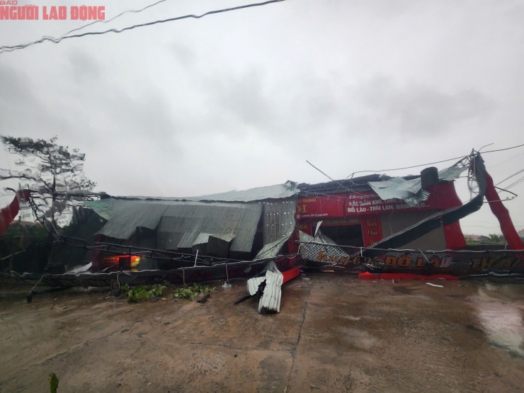 Một cơ sở kinh doanh của người dân bị gió quật tan hoang