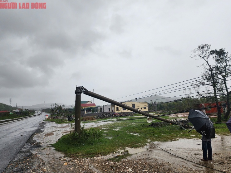 Quảng Trị sau bão số 10: Cột điện gãy đôi, nhà dân chỉ còn trơ khung - 4