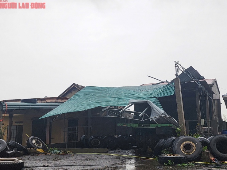 Quảng Trị sau bão số 10: Cột điện gãy đôi, nhà dân chỉ còn trơ khung - 3