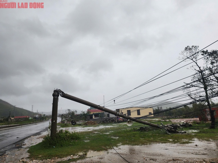 Quảng Trị sau bão số 10: Cột điện gãy đôi, nhà dân chỉ còn trơ khung - 5