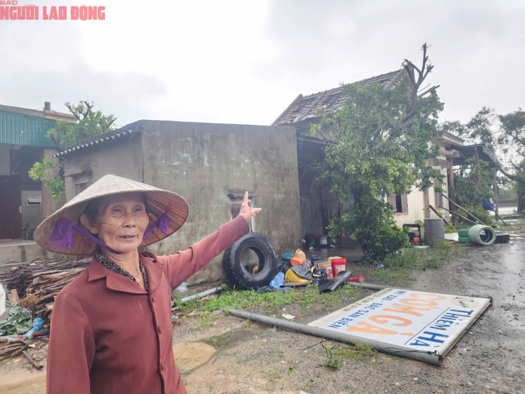 Quảng Trị sau bão số 10: Cột điện gãy đôi, nhà dân chỉ còn trơ khung - 6