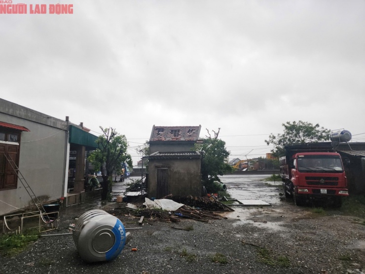 Quảng Trị sau bão số 10: Cột điện gãy đôi, nhà dân chỉ còn trơ khung - 8