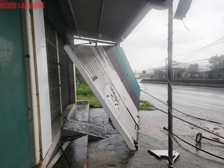 Quảng Trị sau bão số 10: Cột điện gãy đôi, nhà dân chỉ còn trơ khung - 11