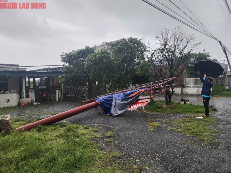 Quảng Trị sau bão số 10: Cột điện gãy đôi, nhà dân chỉ còn trơ khung - 13