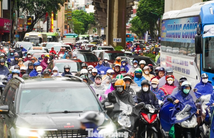 Hà Nội mưa to gió lớn do bão số 10, đường phố kẹt cứng - 3