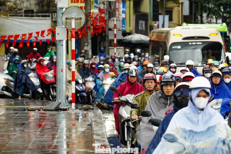 Hà Nội mưa to gió lớn do bão số 10, đường phố kẹt cứng - 6