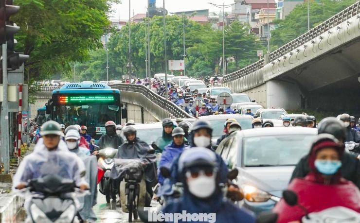 Hà Nội mưa to gió lớn do bão số 10, đường phố kẹt cứng - 7