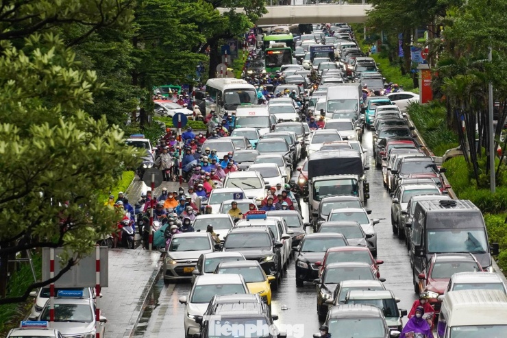 Hà Nội mưa to gió lớn do bão số 10, đường phố kẹt cứng - 8