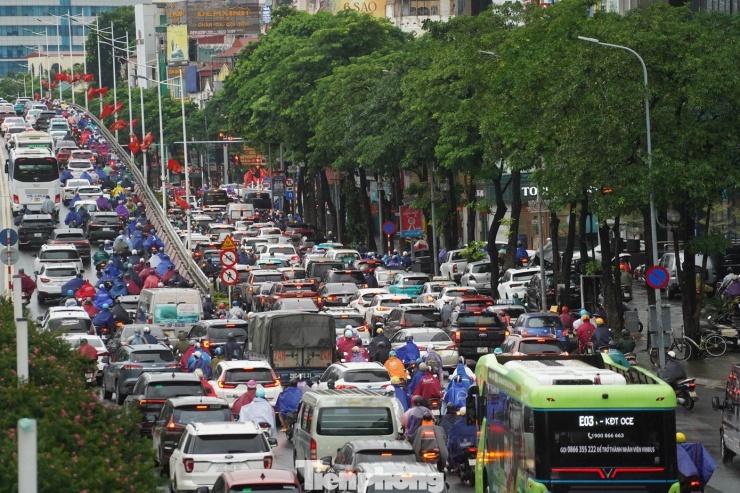 Hà Nội mưa to gió lớn do bão số 10, đường phố kẹt cứng - 15