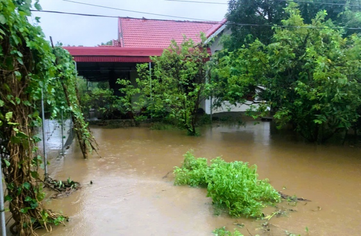 Nhà sập, nhiều nơi chìm trong "biển" nước khi bão số 10 Bualoi đổ bộ - 9