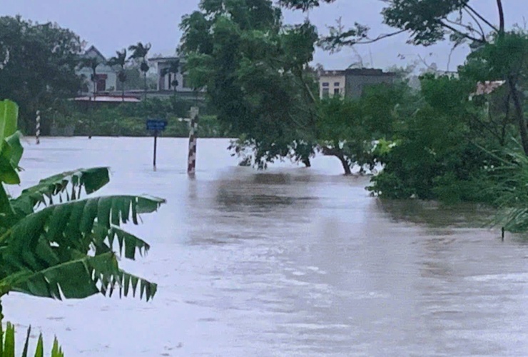 Nhà sập, nhiều nơi chìm trong "biển" nước khi bão số 10 Bualoi đổ bộ - 10