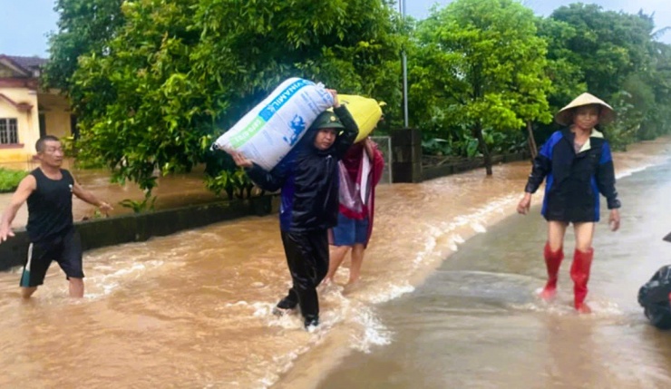 Nhà sập, nhiều nơi chìm trong "biển" nước khi bão số 10 Bualoi đổ bộ - 13