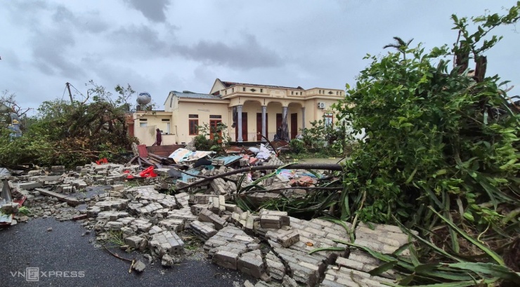 Tại xã Phú Trạch (Quảng Trị), nơi chịu thiệt hại nặng nhất tỉnh sau bão, nhiều ngôi nhà bị tốc mái, chỉ còn trơ khung. Một cơ sở kinh doanh bên quốc lộ 1 bị bão đánh sập mái tôn rộng hơn 1.000 m2.