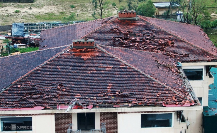 Nhà đổ sập, tốc mái khi bão Bualoi quét qua - 13