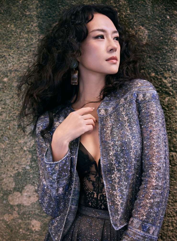 Tại tiệc kỷ niệm 50 năm thành lập hãng thời trang hôm 28/9, cô chọn áo xuyên thấu kết hợp chân váy, jacket đính đá thủ công.