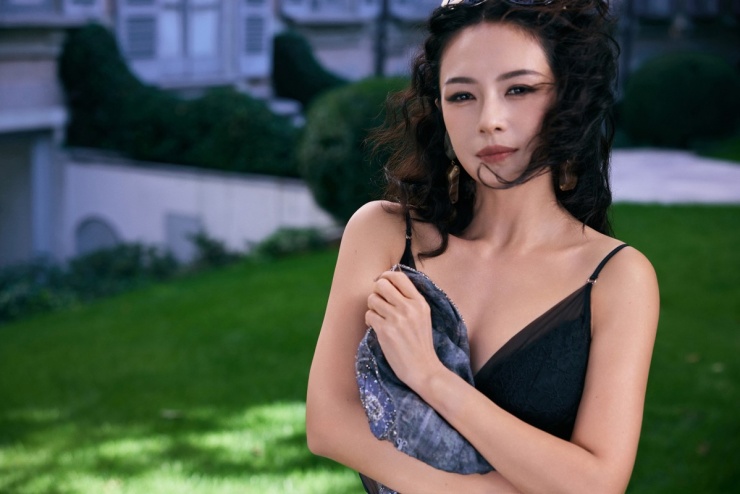 Thiết kế thuộc bộ sưu tập Thu đông 2025. Trang Fashion Models nhận xét Tử Di toát vẻ hoa lệ, lãng mạn. Phần chân váy lấp lánh, lấy cảm hứng sao đêm.