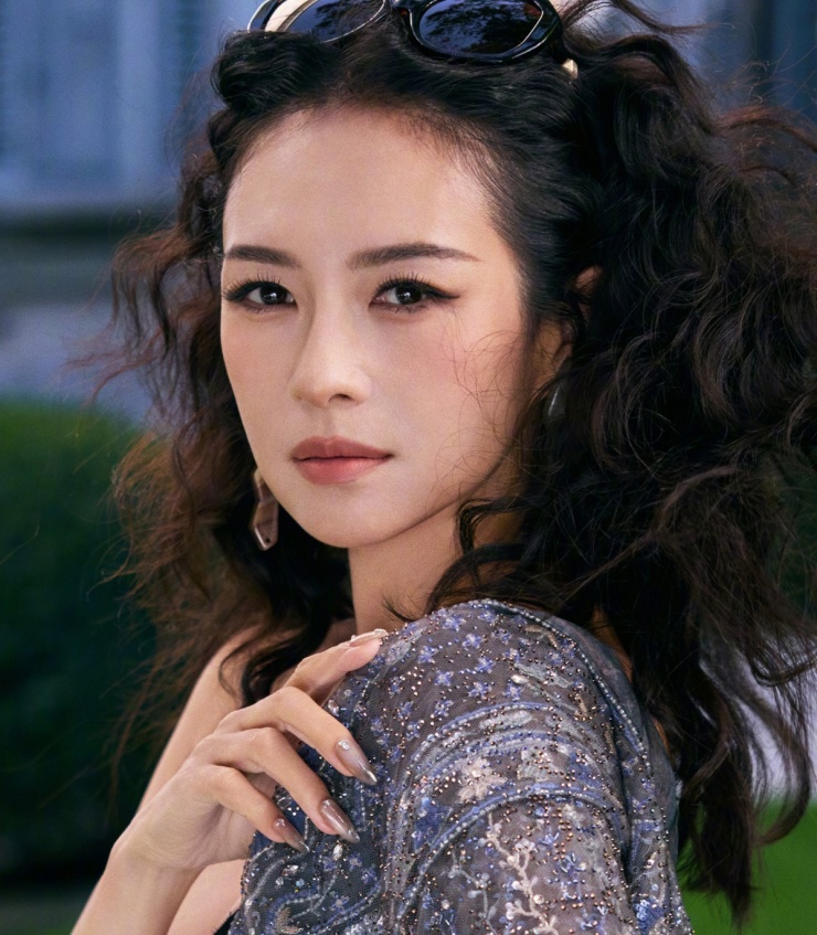 Chương Tử Di từng nhiều lần làm việc cùng nhà thiết kế Giorgio Armani, thường mặc trang phục của ông dự liên hoan phim Cannes hay các sự kiện điện ảnh lớn. Khi ông qua đời hôm 4/9, minh tinh viết trên trang cá nhân: "Mãi hoài niệm về ông".