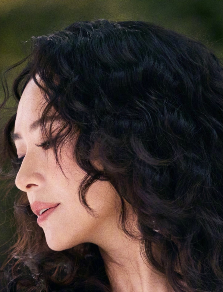 Minh tinh trang điểm tông nude kết hợp kiểu tóc xoăn cổ điển.