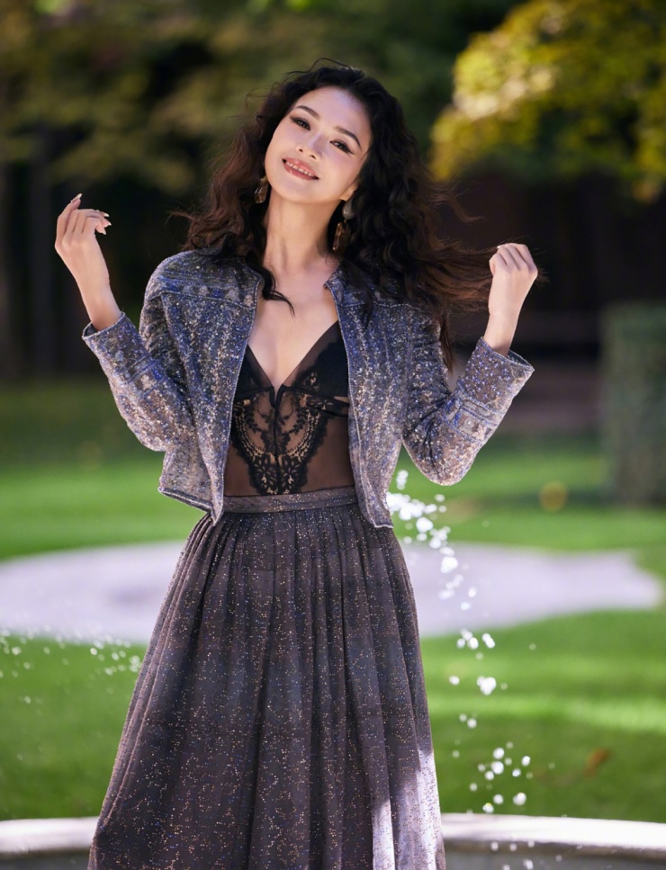 Trên Weibo, hàng nghìn khán giả nhận xét Chương Tử Di chọn trang phục phù hợp, tôn dáng và khí chất của cô.