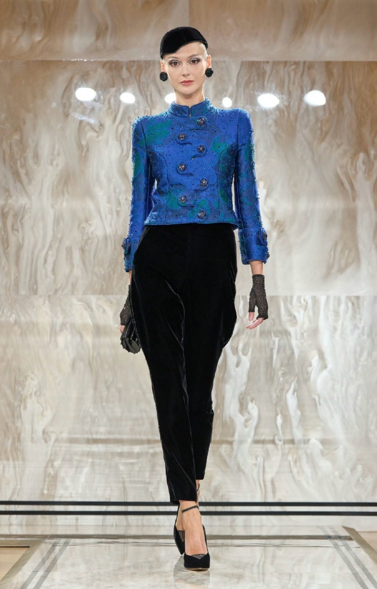 Người mẫu thể hiện thiết kế của nhà mốt.