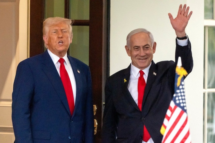 Tổng thống Mỹ Donald Trump đón Thủ tướng Israel Benjamin Netanyahu đến Nhà trắng, ngày 7/4. (Ảnh: AP)