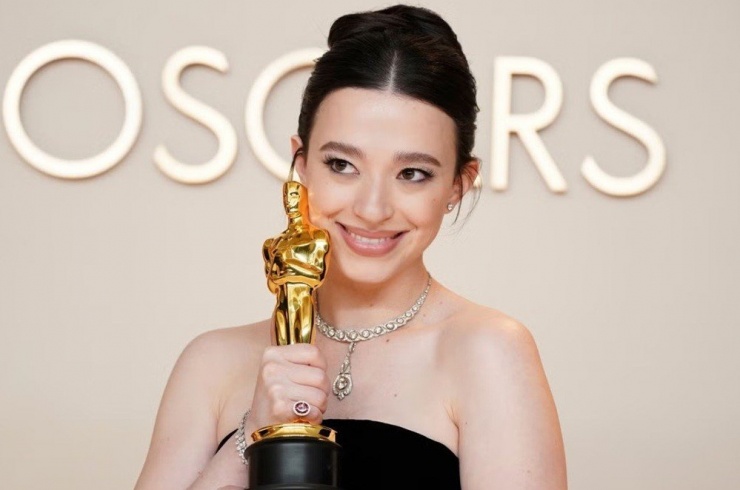 Mikey Madison nhận tượng vàng Oscar 2025.