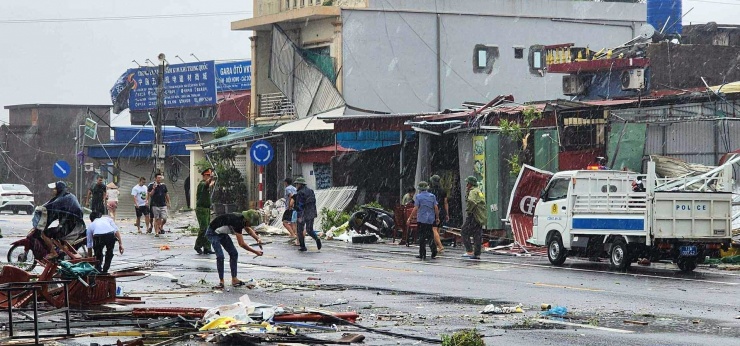 Trận giông lốc gây thiệt hại nặng nề tại xã Thái Thụy, tỉnh Hưng Yên. Ảnh: XĐ