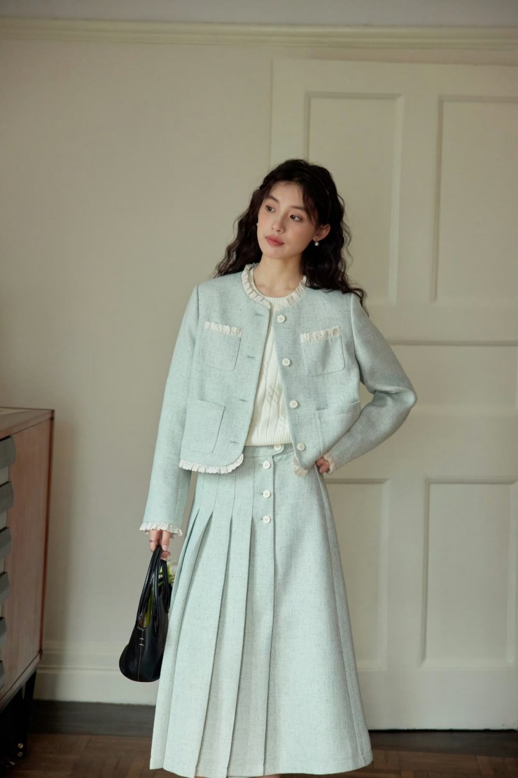 Mặc váy áo đồng bộ cũng là một cách tiết kiệm thời gian mỗi sáng. Váy suit, áo khoác không cổ kèm váy midi chữ A dáng rộng sẽ khiến bạn trông trẻ hơn áo vest và chân váy bút chì.