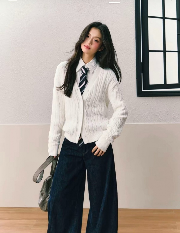 Một công thức mặc đơn giản và luôn hiệu quả, phù hợp môi trường văn phòng là cardigan, sơ mi, quần jeans ống rộng và nhấn bằng cà vạt. Trang phục này có thể kết hợp giày loafer, bốt cổ thấp.