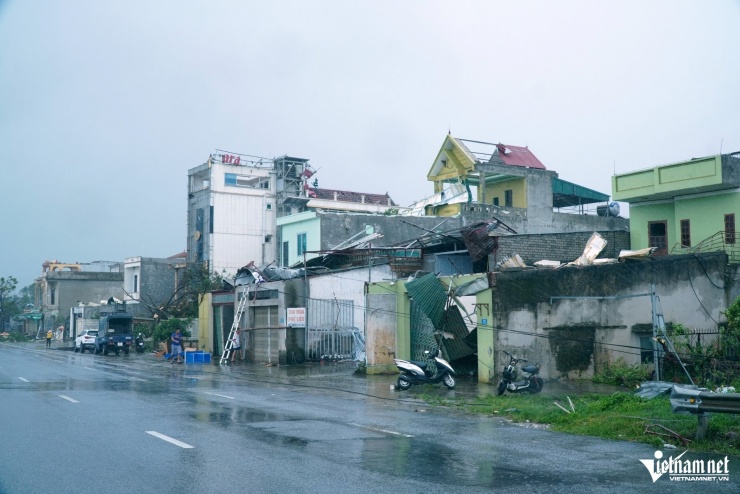 Sau cơn bão quét suốt đêm, người dân thẫn thờ bên những 'ngôi nhà không mái' - 1
