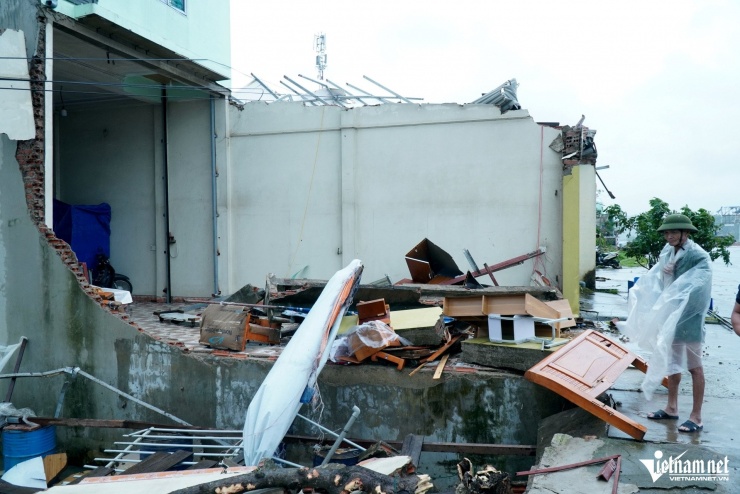 Sau cơn bão quét suốt đêm, người dân thẫn thờ bên những 'ngôi nhà không mái' - 2