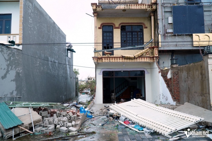 Sau cơn bão quét suốt đêm, người dân thẫn thờ bên những 'ngôi nhà không mái' - 3