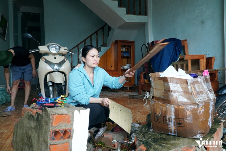 Sau cơn bão quét suốt đêm, người dân thẫn thờ bên những 'ngôi nhà không mái' - 4