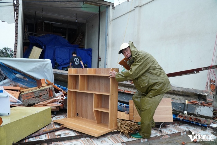 Sau cơn bão quét suốt đêm, người dân thẫn thờ bên những 'ngôi nhà không mái' - 5