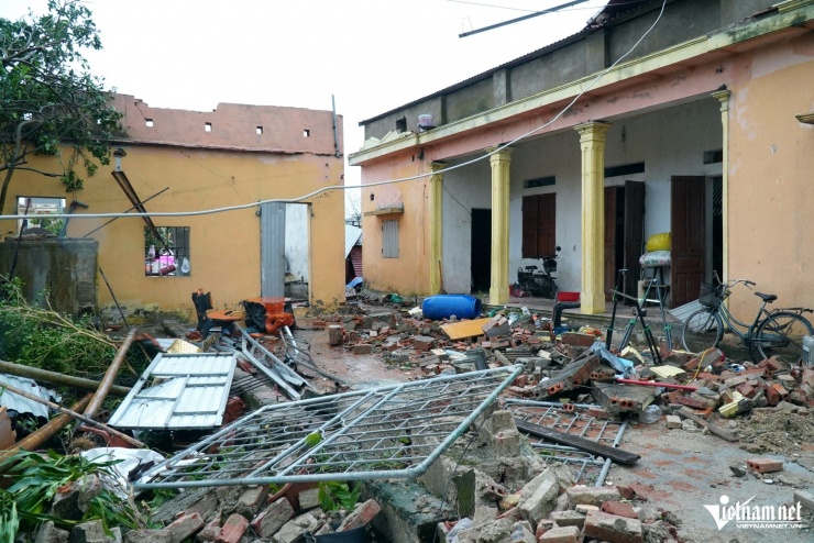Sau cơn bão quét suốt đêm, người dân thẫn thờ bên những 'ngôi nhà không mái' - 6