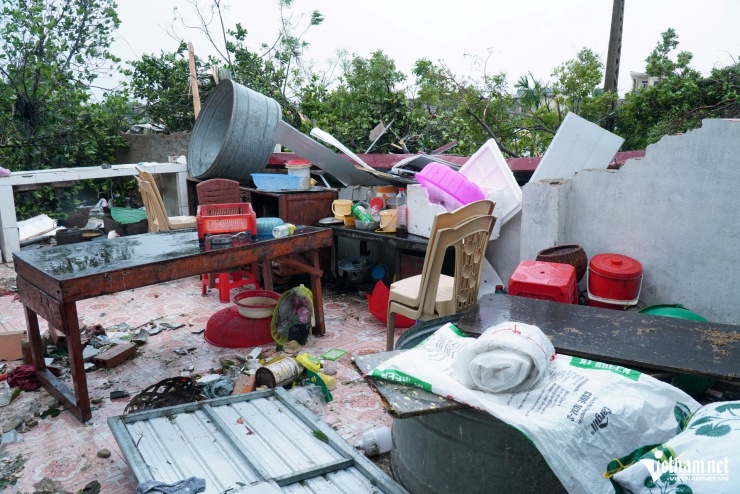 Sau cơn bão quét suốt đêm, người dân thẫn thờ bên những 'ngôi nhà không mái' - 7