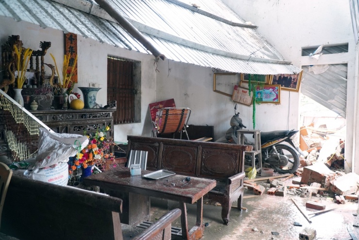 Sau cơn bão quét suốt đêm, người dân thẫn thờ bên những 'ngôi nhà không mái' - 8