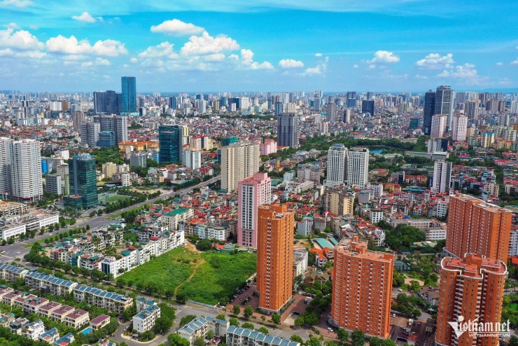 Giá bất động sản liên tục leo thang, chưa phản ánh đúng giá trị thực, cao so với thu nhập bình quân của số đông người dân. Ảnh: Hoàng Hà