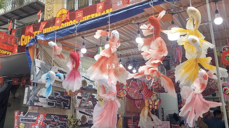 Tại phố Hàng Mã, các sản phẩm "cá chép trông trăng" được treo ở khu vực dễ thấy dễ nhìn, tiện lợi, sẵn sàng phục vụ nhu cầu khách hàng.