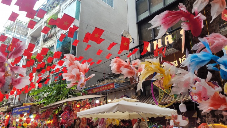 Theo các tiểu thương, "cá chép trông trăng" phải đáp ứng tiêu chí về hình dáng, thiết kế uốn lượn, được bao bởi một hoặc nhiều lớp vải cầu kỳ, mềm mại cùng nhiều vảy cá ánh sắc kim tuyến bắt mắt.